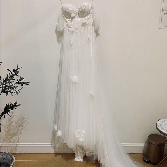 Grace Loves Lace: Star Gown
Bust:32A
Detachable draped tulle armbands - Picture 3 of 15